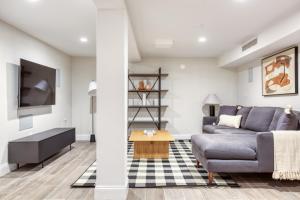 - un salon avec un canapé et une table dans l'établissement 2BR Gowanus Townhouse w WD nr Prospect Park NYC-883, à Brooklyn