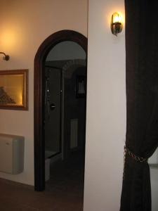 羅馬的住宿－OPERA THEATER APARTMENT - ROMA CENTER，一间位于客房内的带镜子和淋浴的浴室
