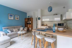 Nhà bếp/bếp nhỏ tại Côté Port - Appt sortie privée vers le port +9 ảnh