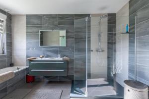 łazienka z umywalką i prysznicem w obiekcie La Marée - Face à la mer et avec piscine privée w mieście Asnelles +4 zdjęcia