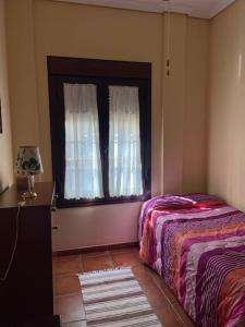 um quarto com uma cama e uma janela em Apartamento El convento em Almodóvar del Río