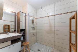 a bathroom with a shower and a sink at Côté Port - Appt sortie privée vers le port in Arcachon