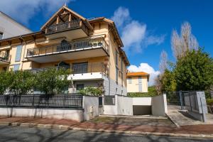 Tòa nhà nơi căn hộ tọa lạc