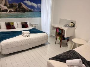 1 Schlafzimmer mit 2 Betten, einem Schreibtisch und einem Fenster in der Unterkunft Hostal Madrid Star in Madrid