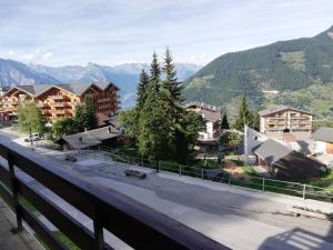 a view of a town with mountains in the background at Appartement au pied des télécabines in La Tzoumaz
