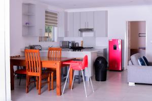 Johannesburg的住宿－The African Element，厨房配有桌椅和红色冰箱。