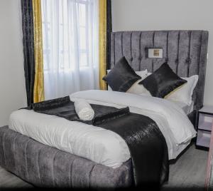 - une chambre avec un grand lit et un canapé dans l'établissement Weber Generations Accommodation, à Naivasha