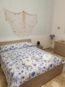 1 dormitorio con 1 cama con toallas en Casa Giusi en Sferracavallo