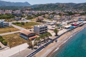 - une vue aérienne sur la ville et la plage dans l'établissement Wink Bnb Paraliaki, à Kíssamos