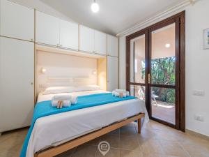 1 dormitorio con cama grande y ventana grande en Sunny Garden House en Simius