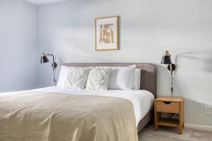 En eller flere senge i et værelse på Sherman Oaks 1BR nr WF TJ nr Ventura Blvd LAX-538