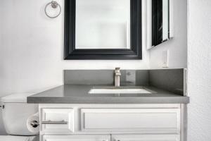 a bathroom with a sink and a mirror at Sherman Oaks 1BR nr WF TJ nr Ventura Blvd LAX-538 in Los Angeles +20 photos