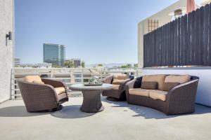 a group of chairs and a table on a balcony at Sherman Oaks 1BR nr WF TJ nr Ventura Blvd LAX-538 in Los Angeles
