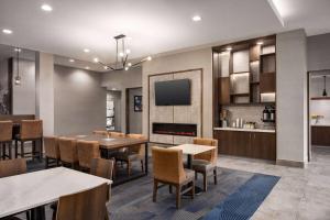 A restaurant or other place to eat at La Quinta Inn & Suites by Wyndham Del Rio