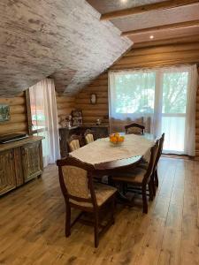 a dining room with a table and chairs at Апартаменти з 2 спальними кімнатами in Mukacheve
