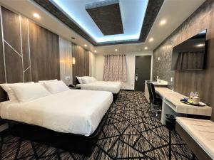 ein Hotelzimmer mit 2 Betten und einem TV in der Unterkunft SureStay Hotel by Best Western Houston Southeast in Houston