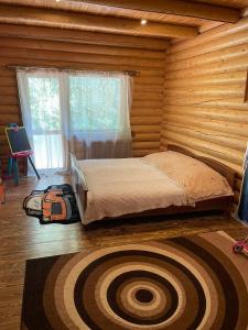 a bedroom with a bed in a log cabin at Апартаменти з 2 спальними кімнатами in Mukacheve