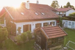 een luchtzicht op een huis met een dak bij Ferienwohnung Hilde in Miesbach
