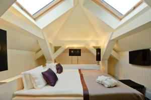 Łóżko lub łóżka w pokoju w obiekcie Platinum Palace Boutique Hotel & SPA