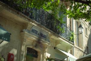 ein Gebäude mit einem Balkon auf der Seite in der Unterkunft Hotel du Palais in Montpellier