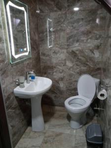 Koupelna v ubytování HOTEL AMIRAN + 9 fotografií
