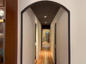 a hallway with an archway in a building at Jiufen Gourd Stone TreeHouse 137 in Ruifang