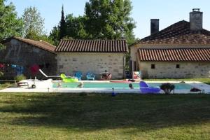 een zwembad in een tuin naast een huis bij Cottage Ker Bunny à Feraillou 