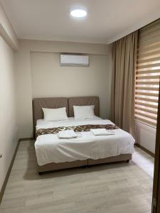 - une chambre avec un lit et 2 serviettes dans l'établissement BALEK APART, à Pelitli