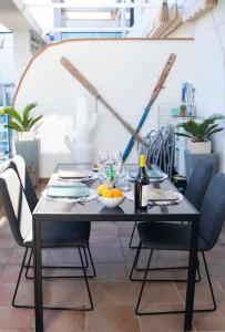 een tafel met een bord eten en een fles wijn bij Coqueto apartamento con vistas al mar in Denia