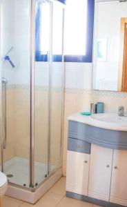 een badkamer met een douche en een wastafel bij Coqueto apartamento con vistas al mar in Denia