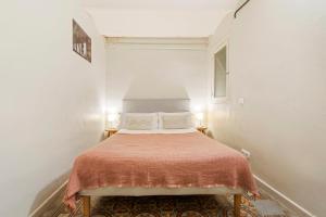 バルセロナにあるFlateli Fabraの白い部屋のベッドルーム1室(ベッド1台付)