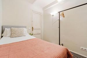 Giường trong phòng chung tại Flateli Poble Sec