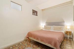 Giường trong phòng chung tại Flateli Poble Sec