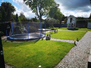park z trampoliną w trawie w obiekcie Lumax w mieście Gryfice