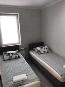 Ένα ή περισσότερα κρεβάτια σε δωμάτιο στο LOQUS Apartamenty Studia Pokoje