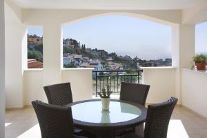 Chloraka Terrace Apartments tesisinde bir balkon veya teras