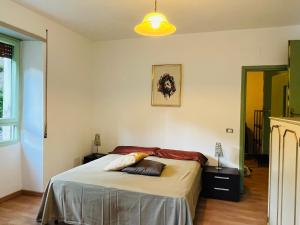 1 dormitorio con 1 cama en una habitación en Castelli Romani Montecompatri Apartment, en Monte Compatri