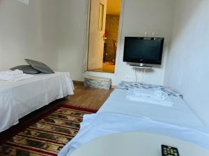 蒙特孔帕特里的住宿－Castelli Romani Montecompatri Apartment，客房设有两张床和一台平面电视。