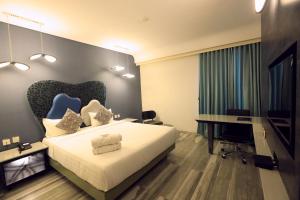 Humming Bird Hotel & Banquet客房内的一张或多张床位