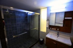 Humming Bird Hotel & Banquet的一间浴室
