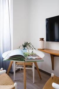 A television and/or entertainment centre at Edificio Conde 7- Plaza de la Merced