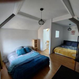 a bedroom with two beds in a room at Le chant des mouettes a 300 m de la mer et du port in Fécamp