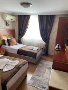 Un pat sau paturi într-o cameră la Hermanos Hotel