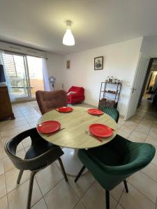 - Sala de estar con mesa y sillas en Le Nomade, Parc Montcalm et stationnement privé en Montpellier