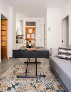 A seating area at Edificio Conde 7- Plaza de la Merced