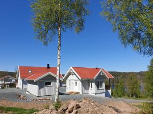 een huis met een palmboom ervoor bij Sjöutsikten in Gränna