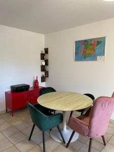 - une salle à manger avec une table et quatre chaises dans l'établissement Le Nomade, Parc Montcalm et stationnement privé, à Montpellier