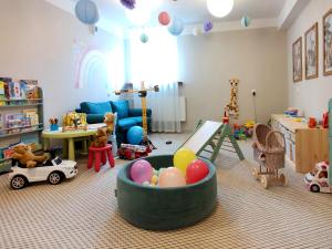 ein Kinderzimmer mit Spielzeug und einem Spielbereich in der Unterkunft Kolejarz Best For You SPA in Ustroń