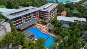 een luchtzicht op een hotel met een zwembad bij Peach Blossom Resort & Pool Villa - SHA Plus in Karon Beach