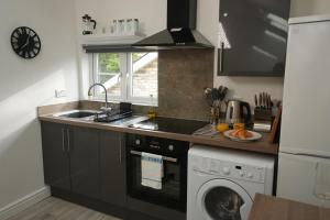 Kuchyň nebo kuchyňský kout v ubytování Cosy & Quiet - KING BED, Central, Smart TV + 8 fotografií